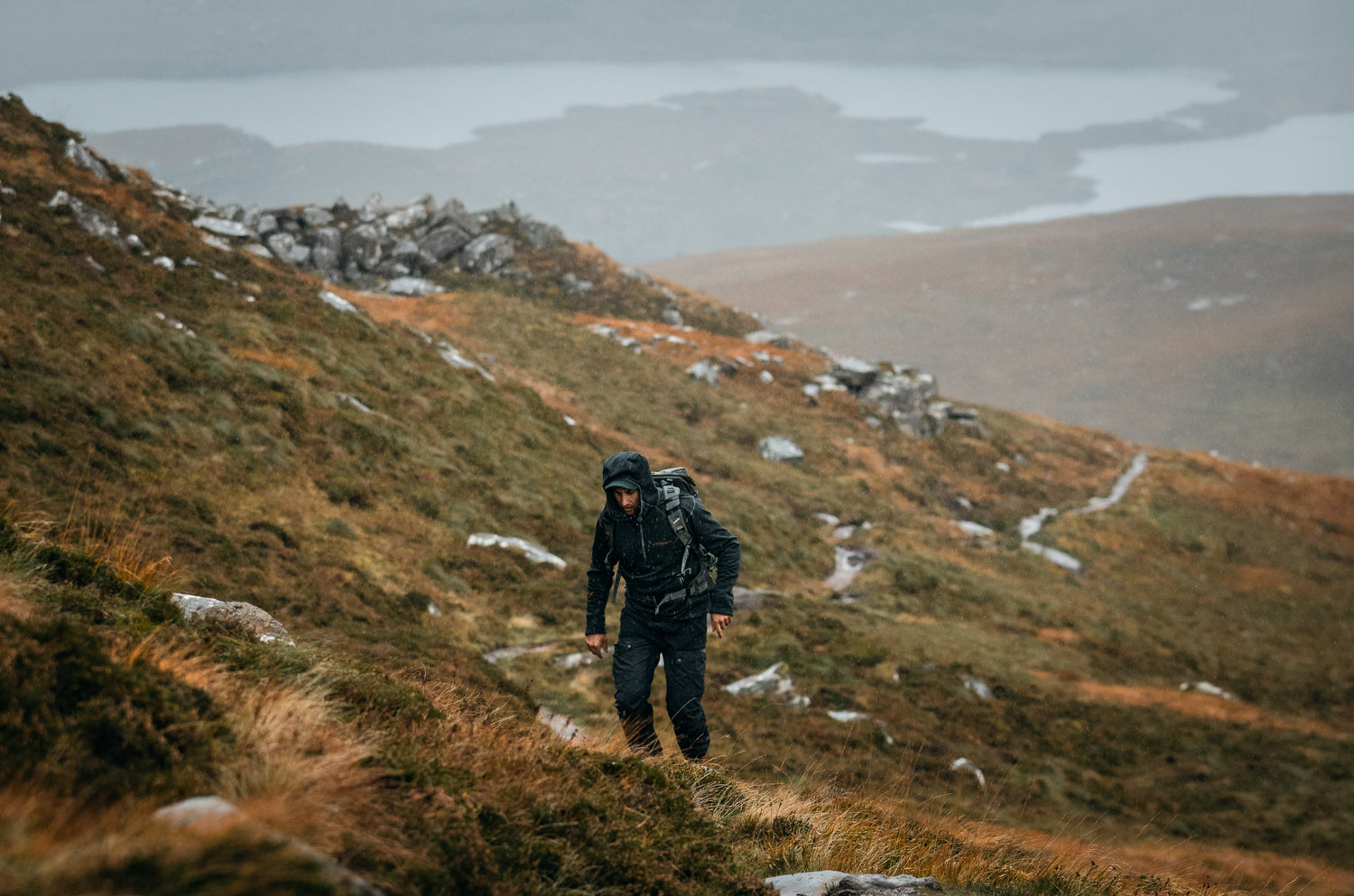 MEN'S WEATHER-SHEDDING MIDLAYERS